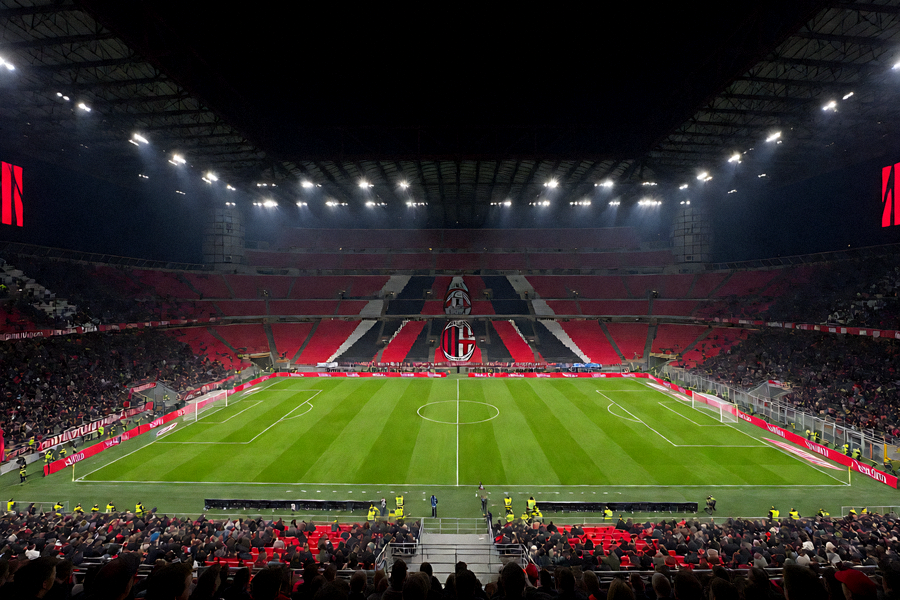 AC米兰俱乐部主场球场外观与队徽元素画面