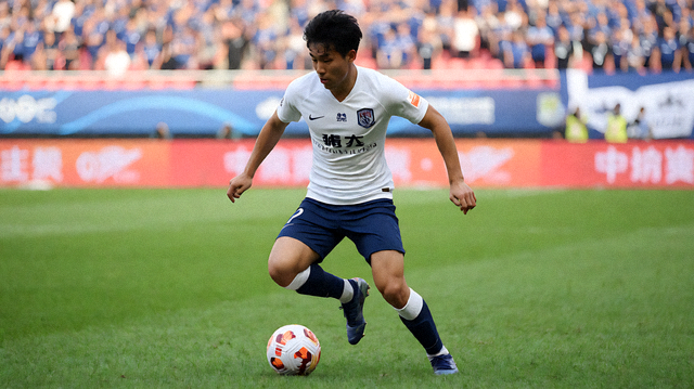 足球联赛比赛中球员在绿茵场上拼抢的现场画面